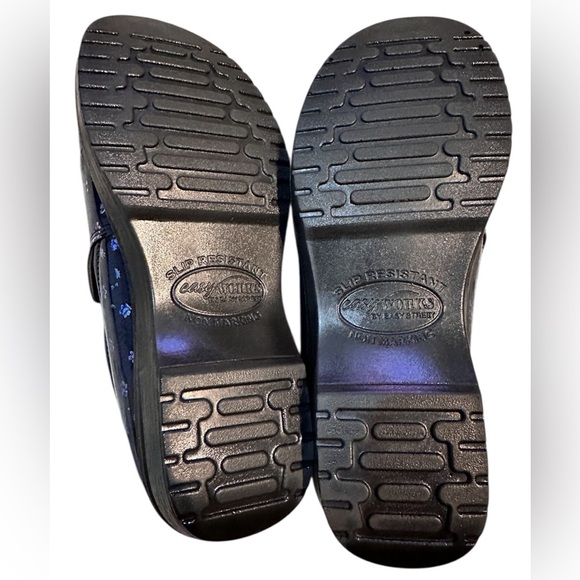 Easy Works by Easy Street Blue Floral Print Tiffany Clogs - Picture 4 of 6